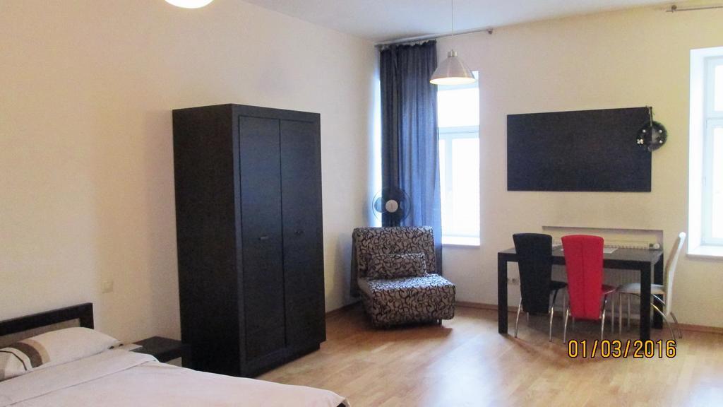 Apartment In The Centre Of リヴィウ エクステリア 写真