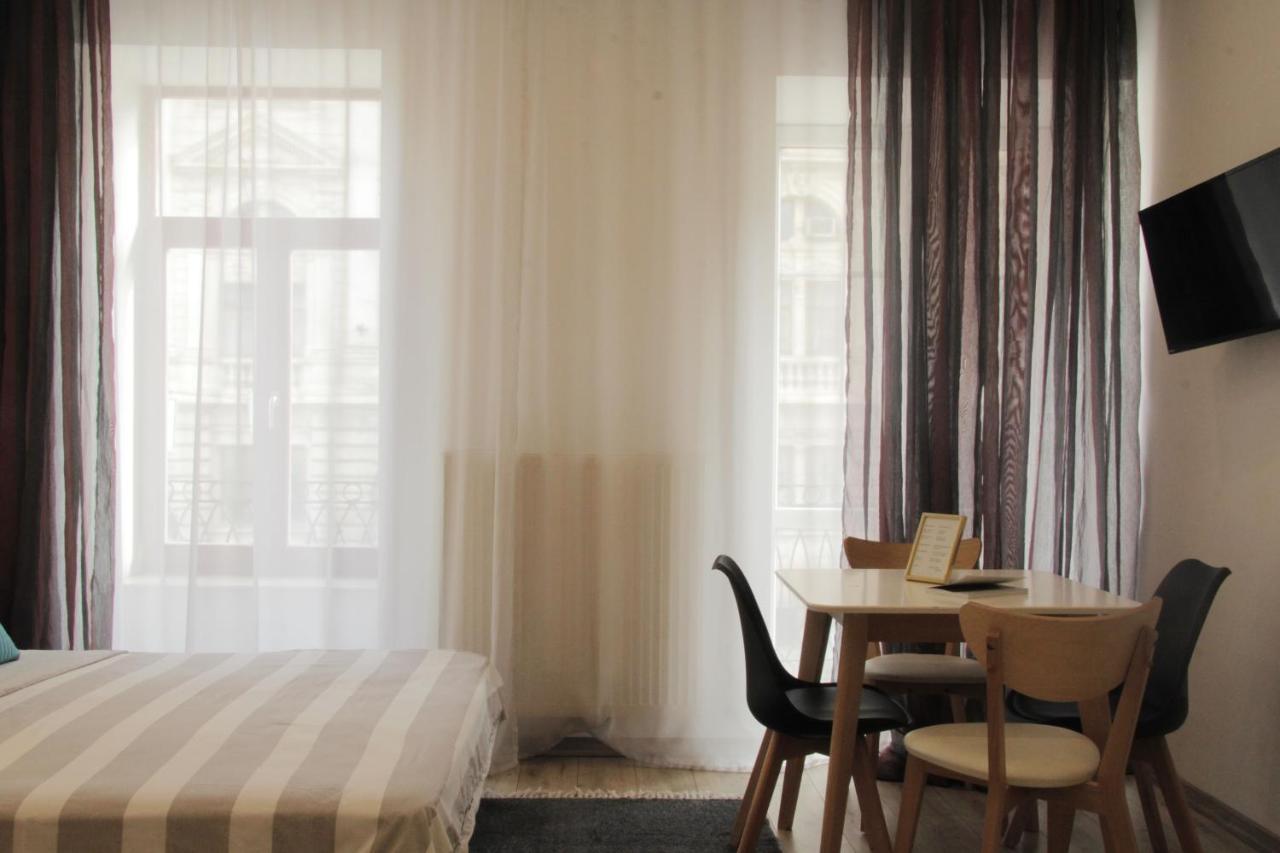 Apartment In The Centre Of リヴィウ エクステリア 写真